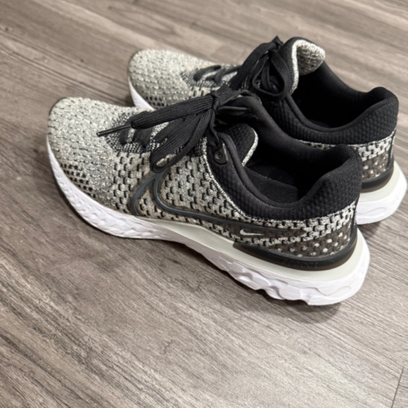 Women's Nike React Infinity Run Flyknit 3 Size 8.5 - Picture 2 of 3